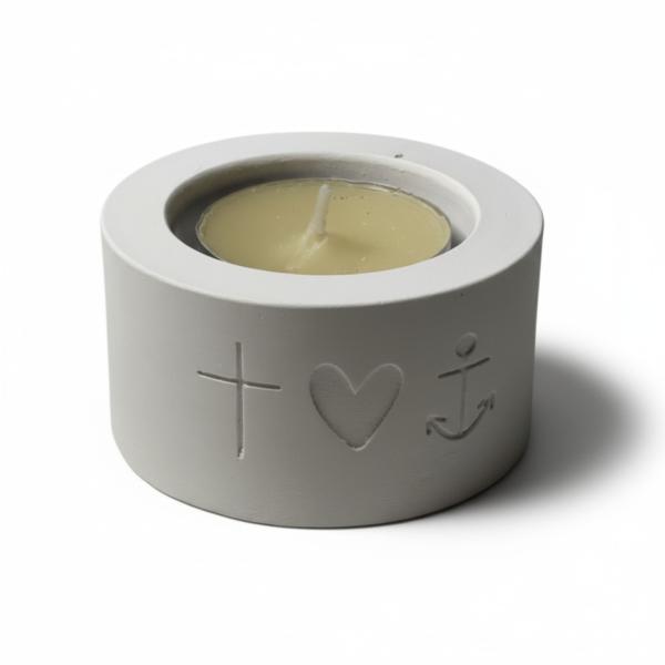 Runder Teelichthalter aus Raysin mit Schriftzug Glaube Liebe Hoffnung als Tischdekoration für religiöse Feste.